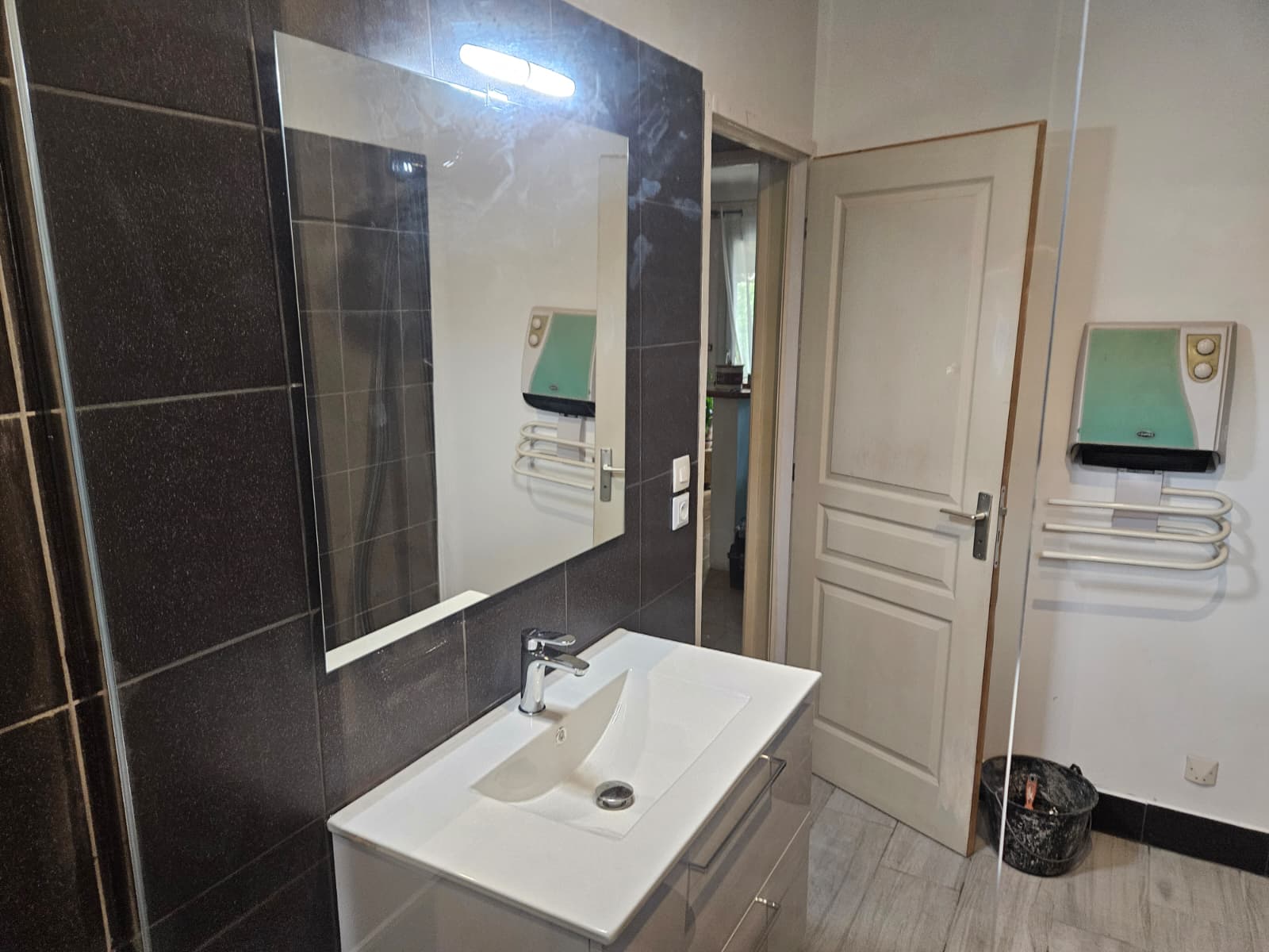 Transformation totale d'une salle de bain vétuste en espace moderne et étanche